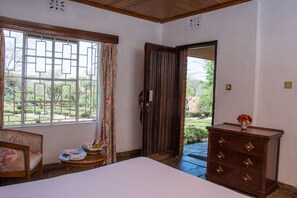 Standard Room, 1 King Bed | Minibar, in-room safe, desk, blackout drapes