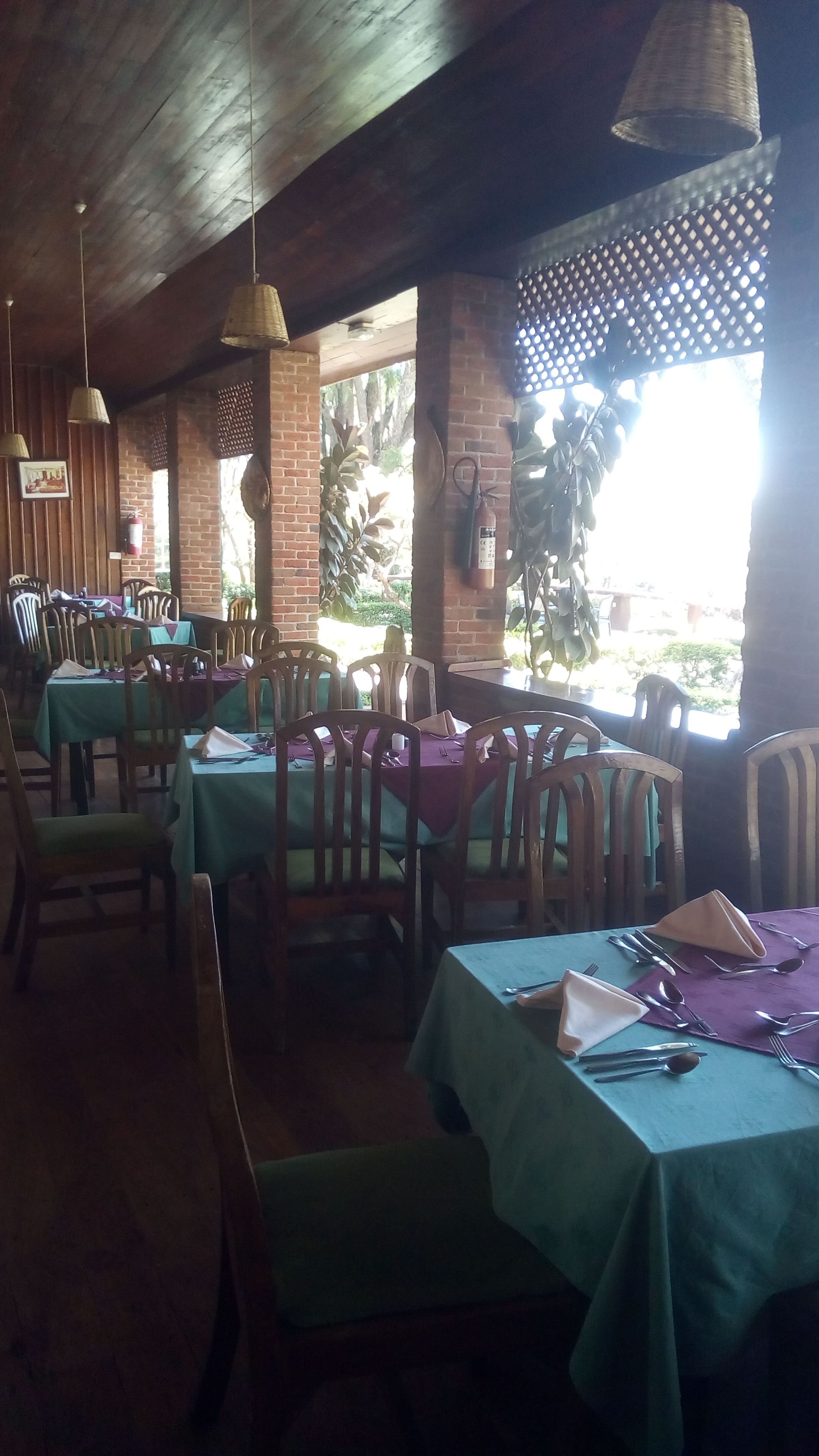 breakfast, lunch and dinner served