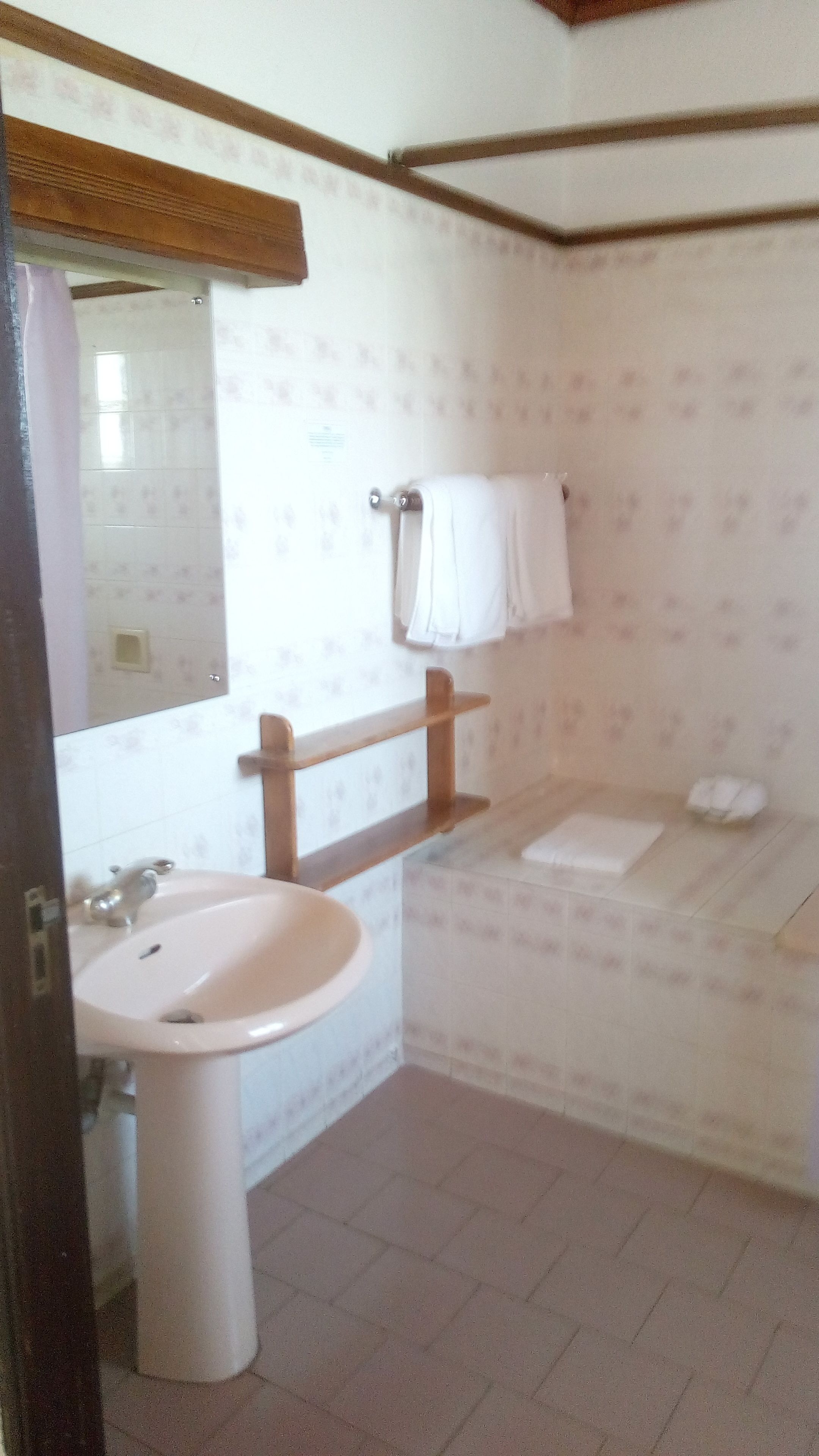 standard room, 2 single beds | bathroom | free toiletries, hair dryer, towels