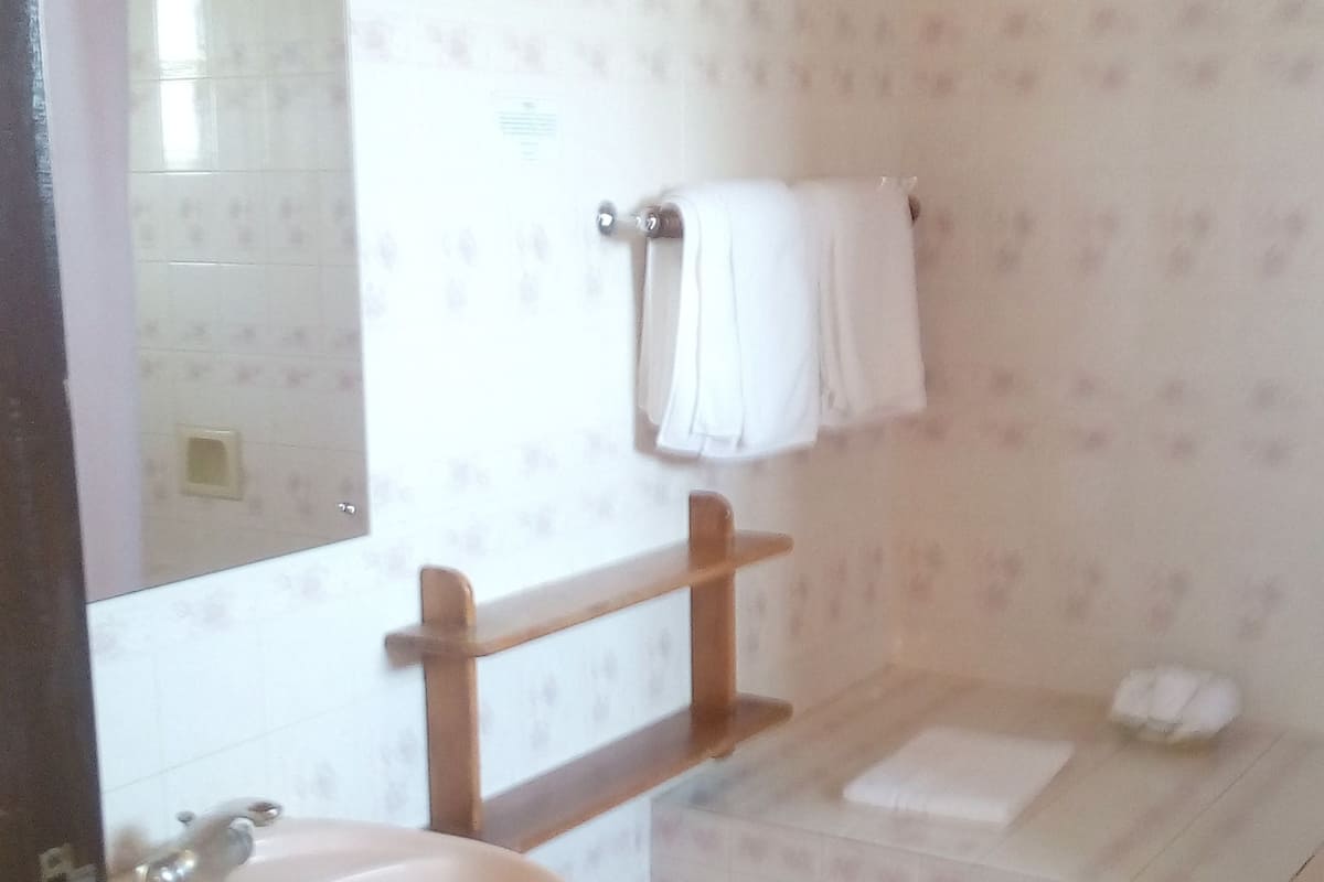 standard room, 2 single beds | bathroom | free toiletries, hair dryer, towels