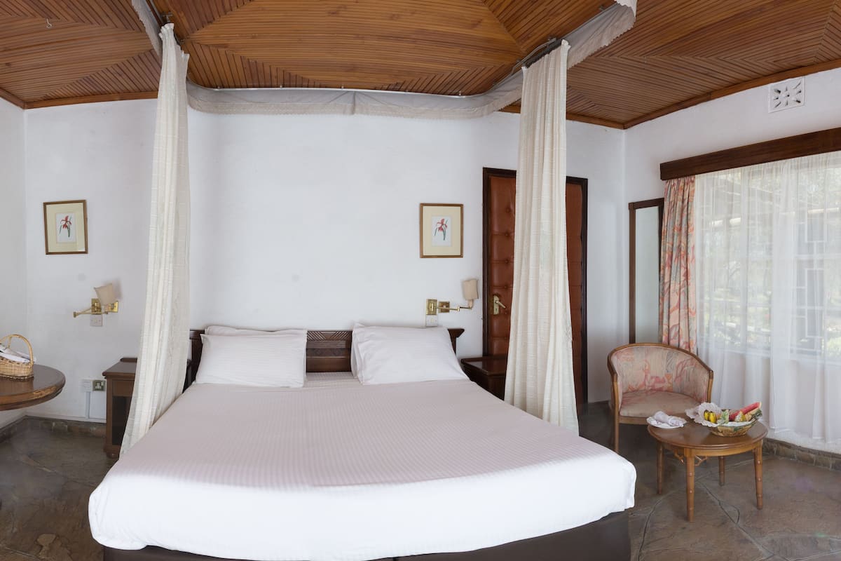 standard room, 2 single beds | minibar, in-room safe, desk, blackout curtains