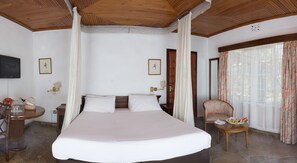 Minibar, in-room safe, desk, blackout curtains - Jacaranda Lake Elementaita Lodge (Gilgil)