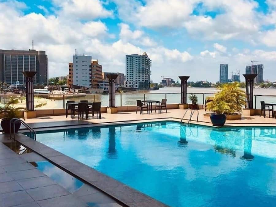 Una piscina al aire libre