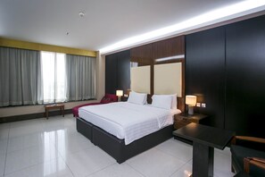 Classic Room, 1 King Bed, City View | Free minibar, in-room safe, desk, soundproofing