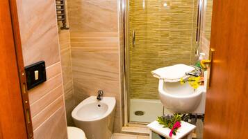 Camera Comfort | Bagno | Doccia, set di cortesia gratuito, asciugacapelli, bidet