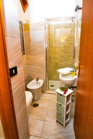 Chambre Confort | Salle de bain | Douche, articles de toilette (gratuits), séchoir à cheveux, bidet
