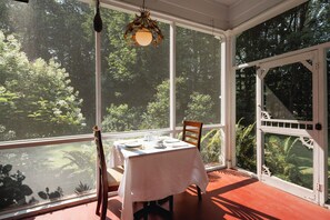 Free daily full breakfast  - Lee Farm Inn (Stanstead)