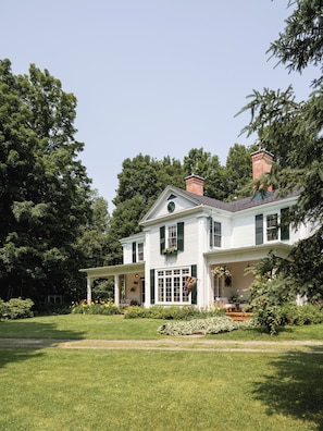 Front of property - Lee Farm Inn (Stanstead)