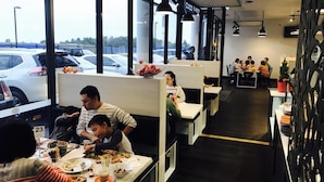 朝食、ランチ、ディナーに営業