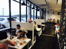 供应早餐、午餐和晚餐