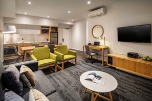 43-英寸纯平电视（配备有线频道）、电视、流媒体服务