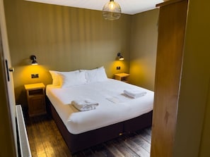 Standard Double or Twin Room, Ensuite | Individually furnished, desk, laptop workspace, iron/ironing board - The White Hart Inn (Cheltenham)