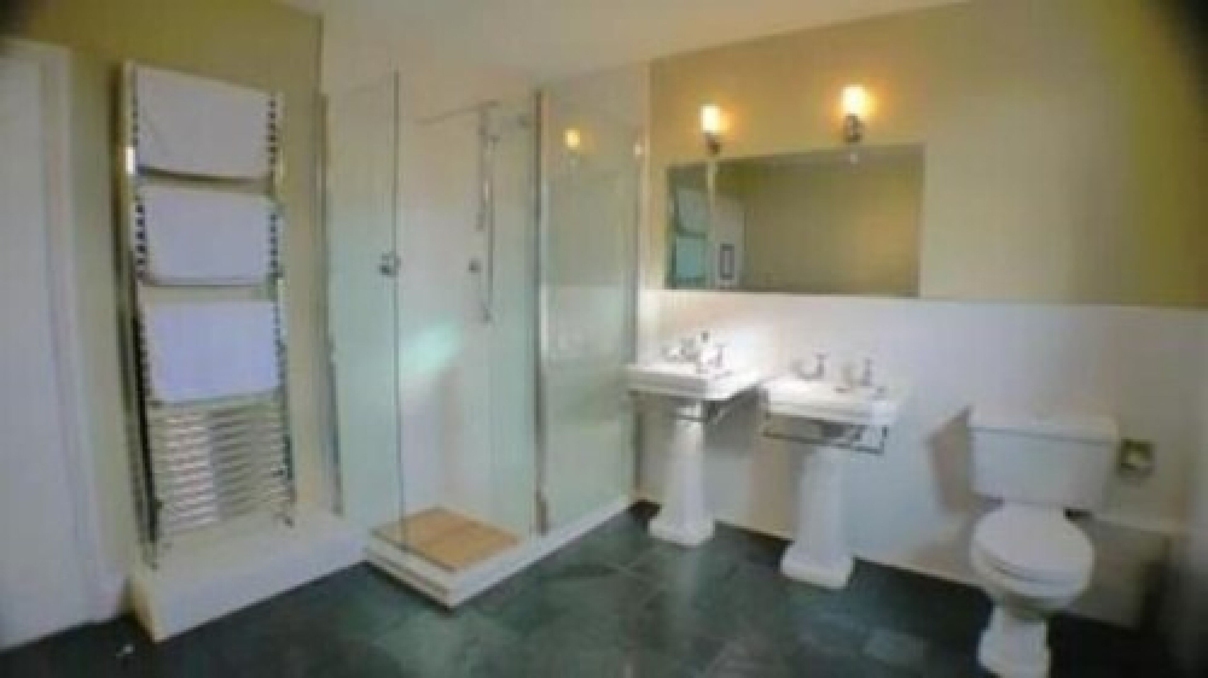 Een douche, handdoeken