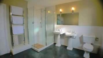 Een douche, handdoeken