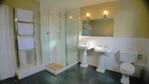 Shower, towels - The White Hart Inn (Cheltenham)