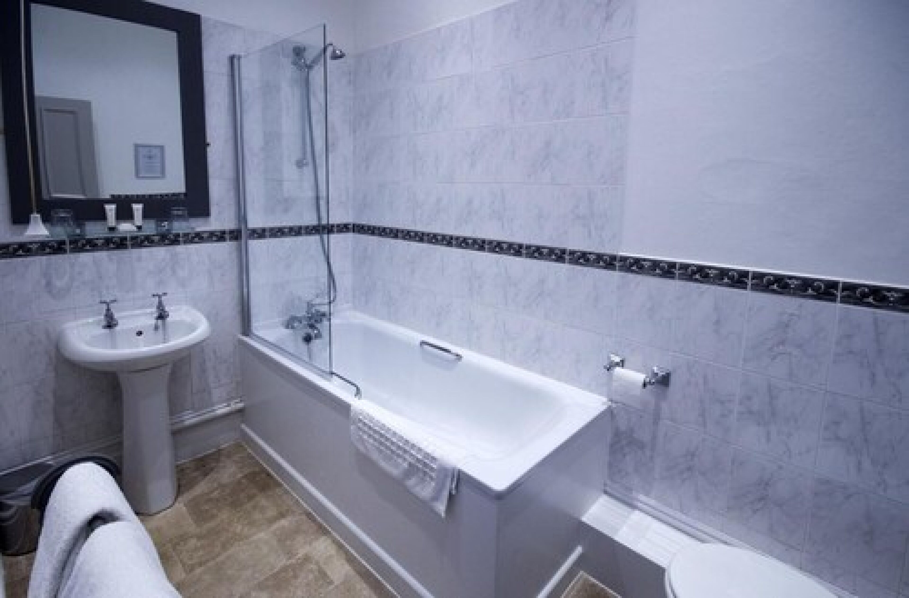 Un baño con bañera, lavabo e inodoro.