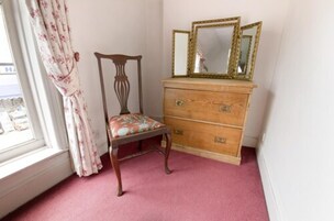 Tabla de planchar con plancha, wifi gratis y ropa de cama 