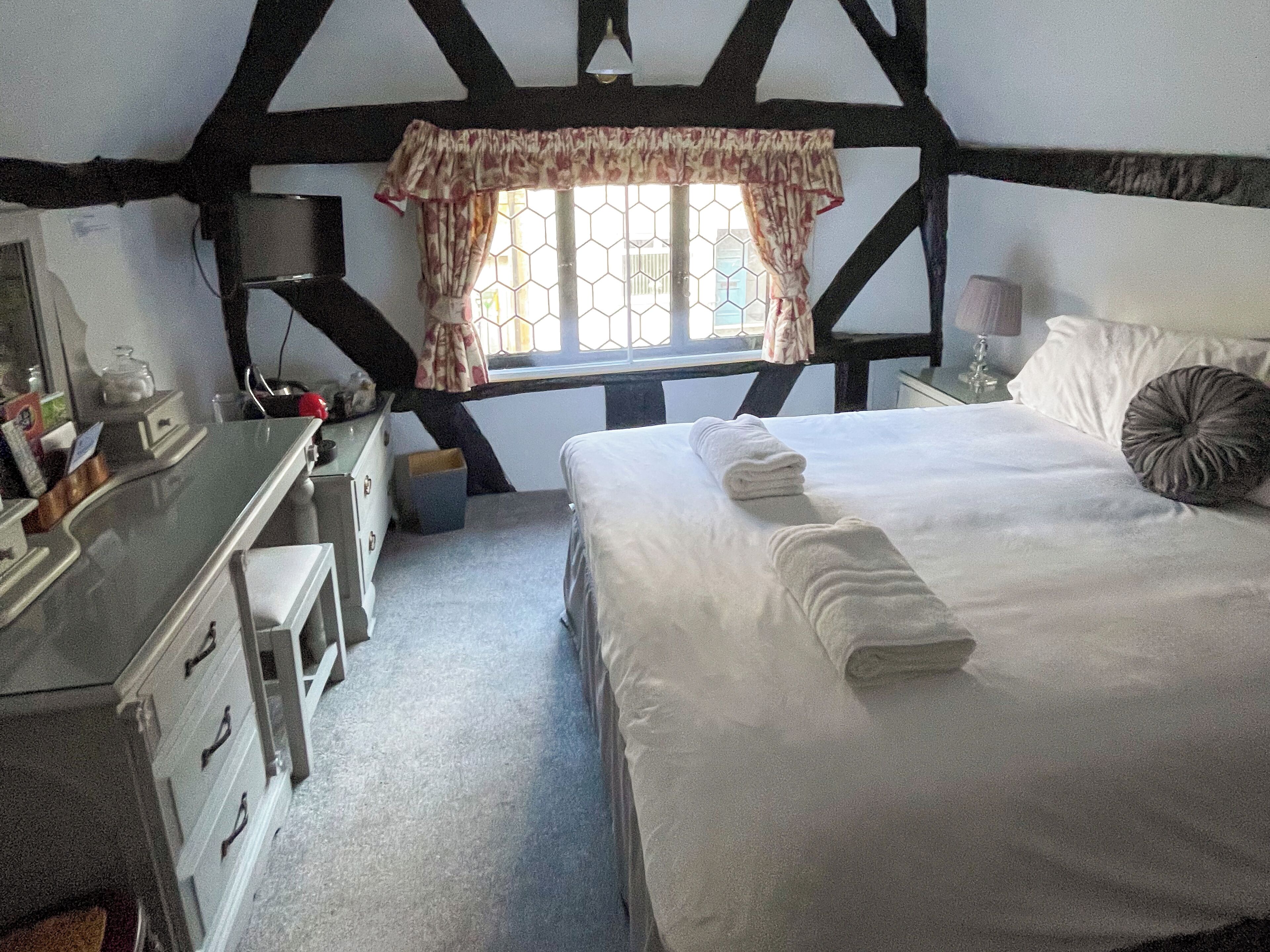 エコノミー ダブルルーム | アイロン / アイロン台、WiFi (無料)、ベッドシーツ