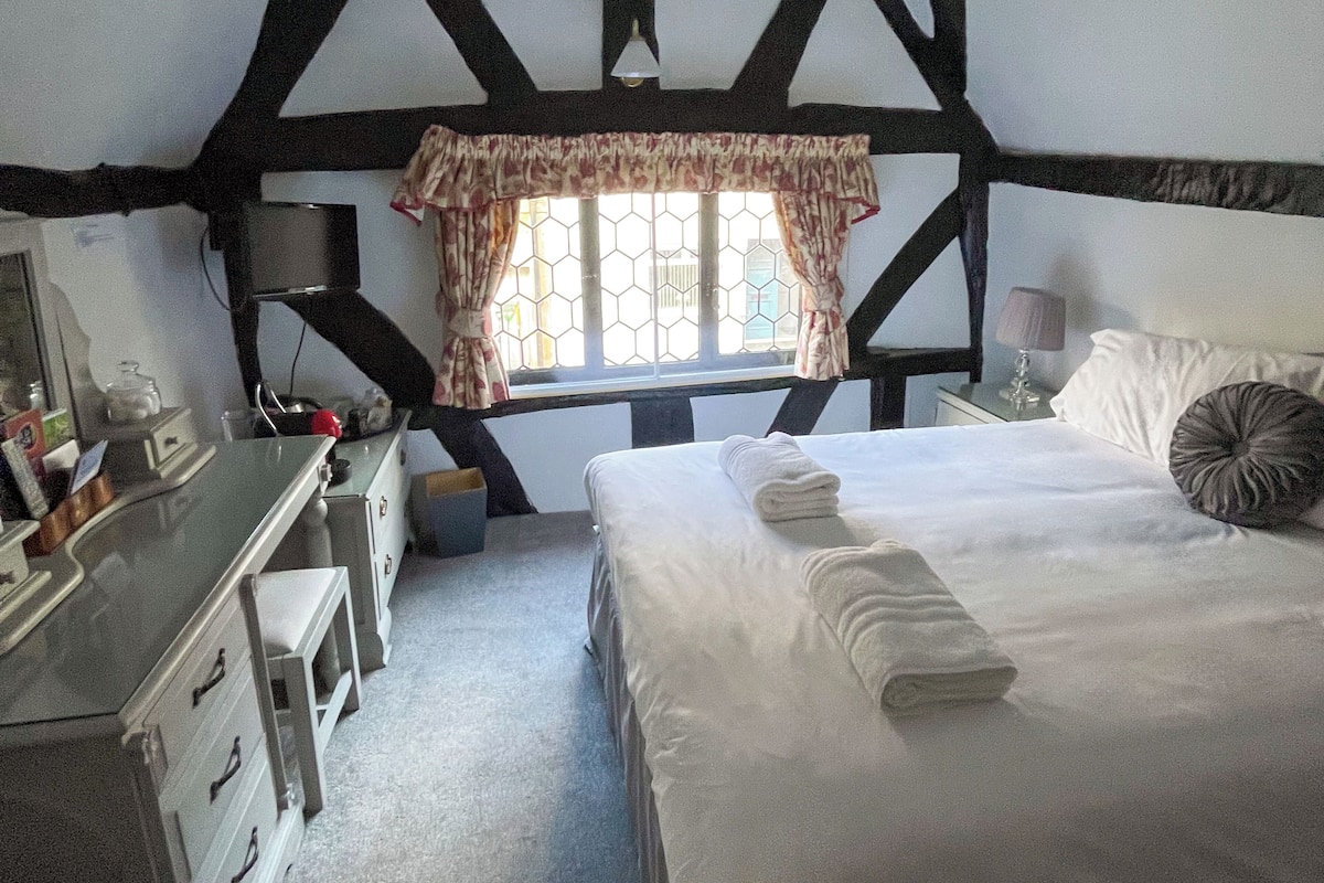 Economy Double Room | Iron/ironing board, free WiFi, bed sheets