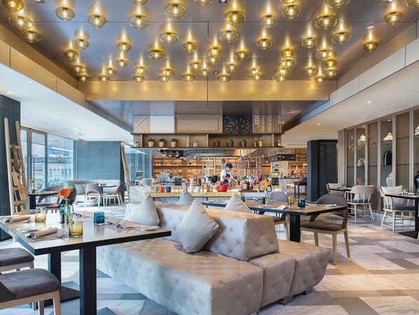 2 restaurants; breakfast, lunch and dinner served  - Novotel Bangkok Sukhumvit 20 (Bangkok)
