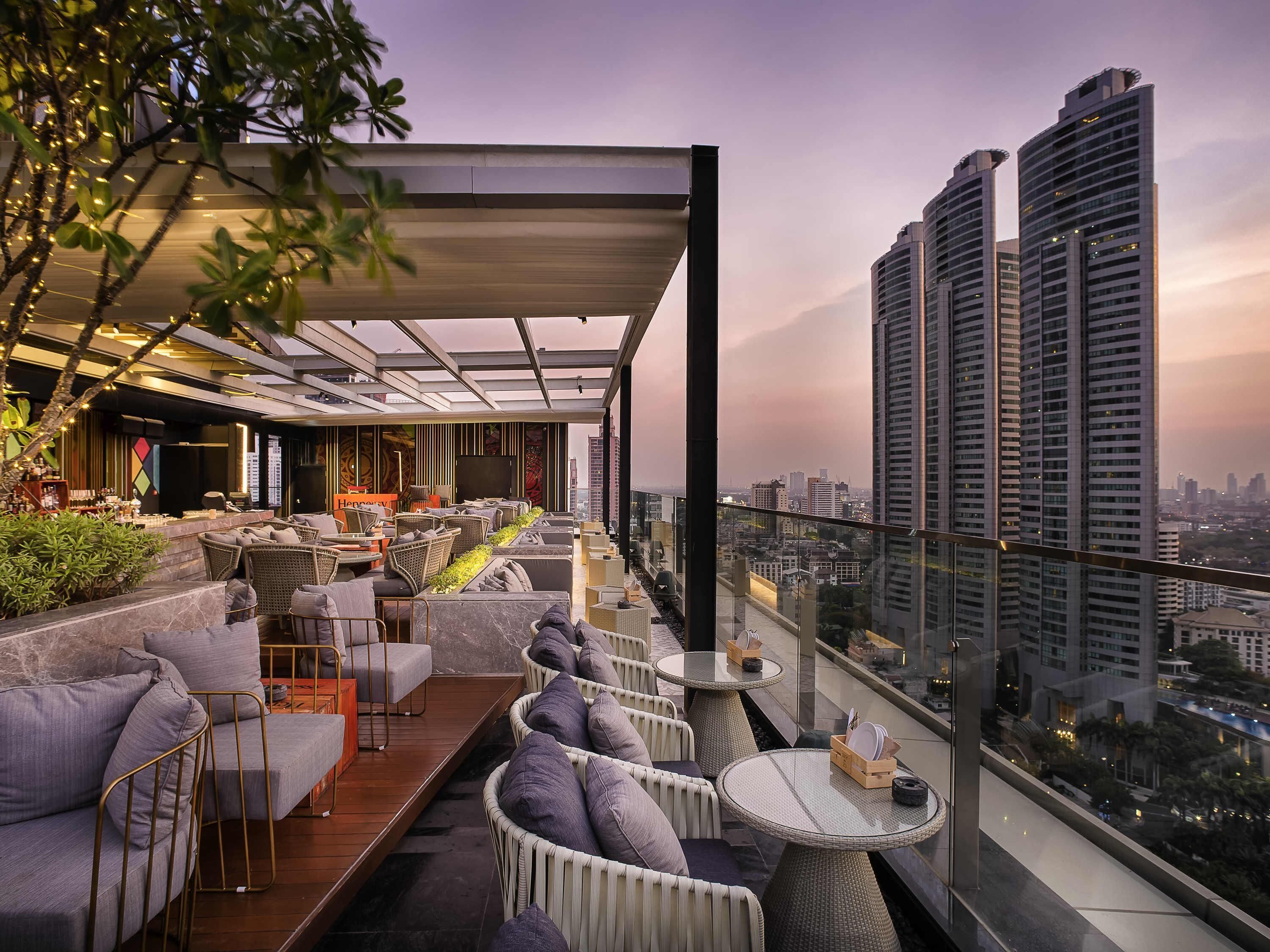2 restaurants; breakfast, lunch and dinner served 