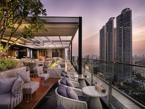 2 restaurants; breakfast, lunch, and dinner served - Novotel Bangkok Sukhumvit 20 (Bangkok)