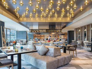 2 restaurants; breakfast, lunch and dinner served  - Novotel Bangkok Sukhumvit 20 (Bangkok)
