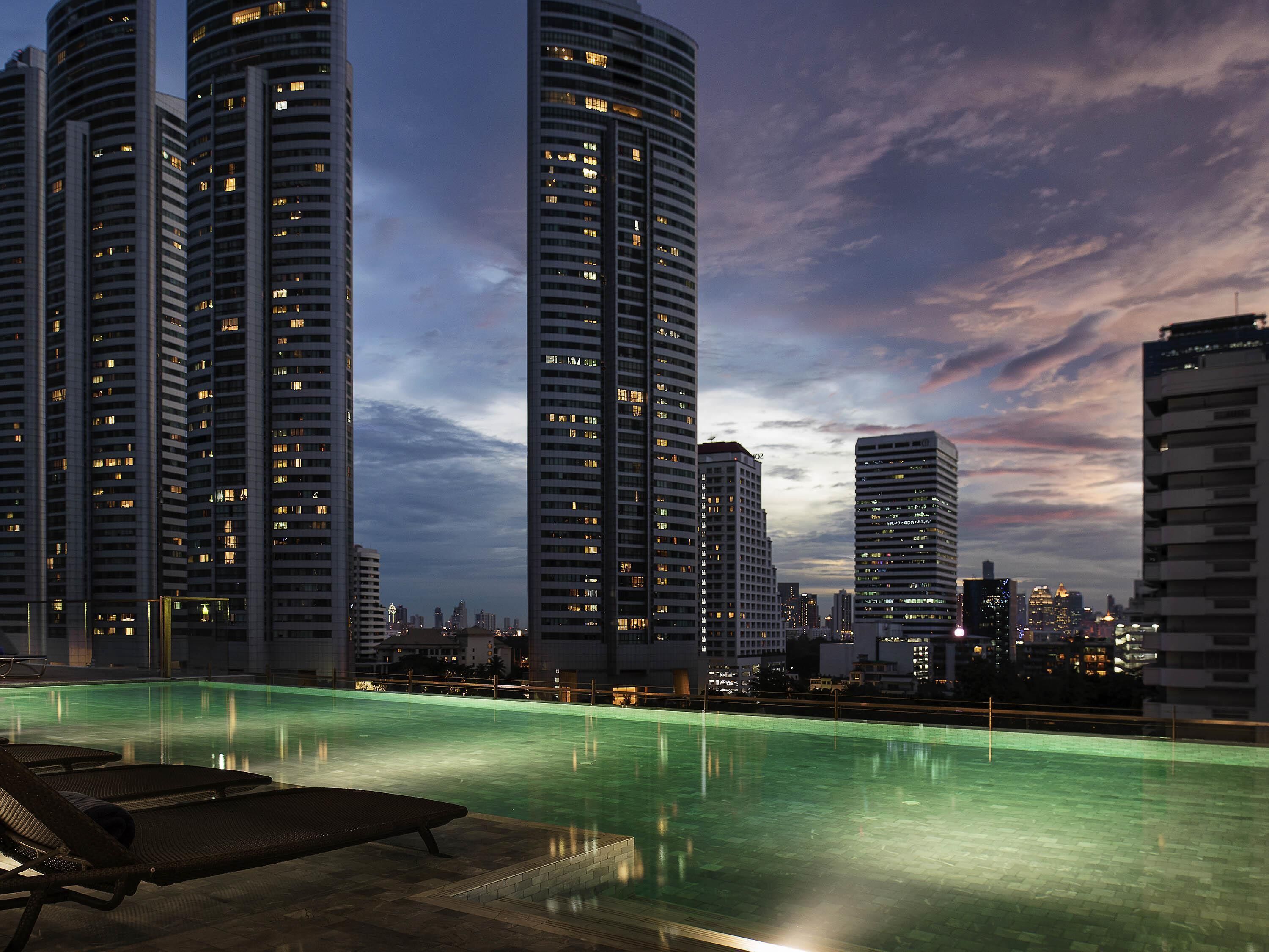 3 bars/lounges, rooftop bar