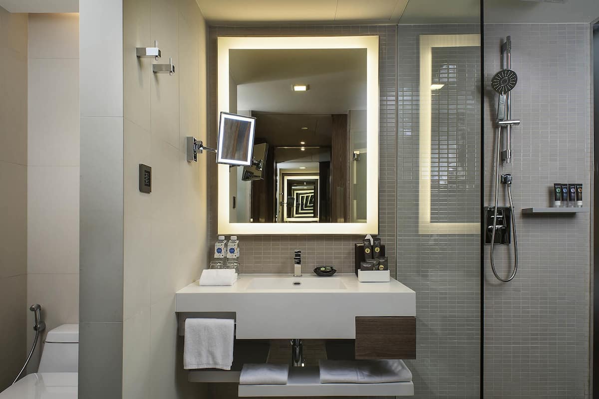 Minibar, safe på rommet, skrivebord og skrivebord for bærbar PC