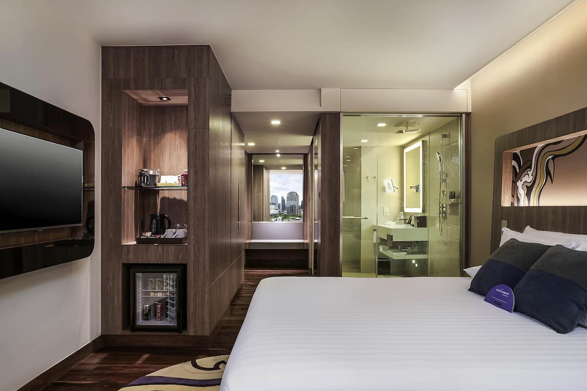 Deluxe Room, 1 King Bed, City View