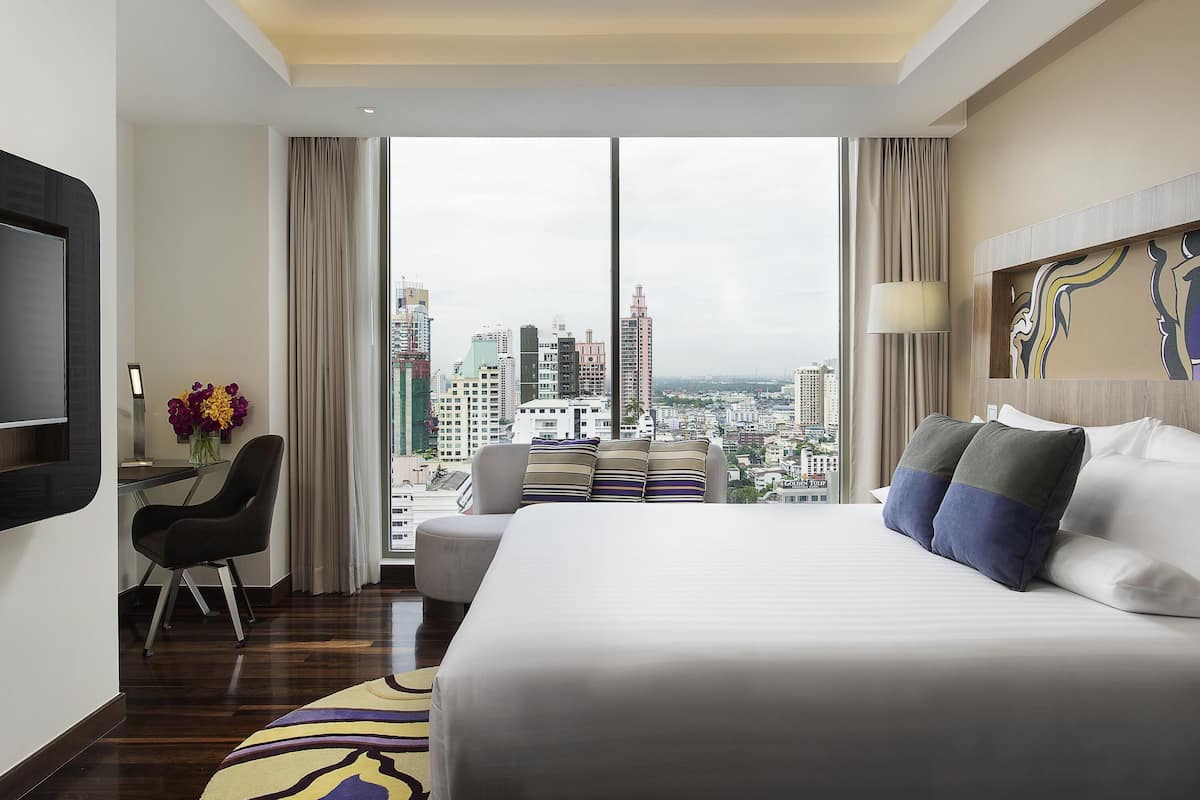 Minibar, coffres-forts dans les chambres, bureau