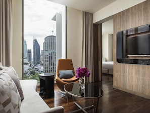 Minibar, in-room safe, desk, laptop workspace - Novotel Bangkok Sukhumvit 20 (Bangkok)