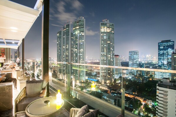 3 bars/lounges, rooftop bar