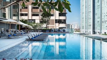 Piscine extérieure, parasols de plage, chaises longues