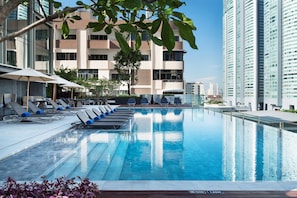 Outdoor pool, pool umbrellas, pool loungers - Novotel Bangkok Sukhumvit 20 (Bangkok)
