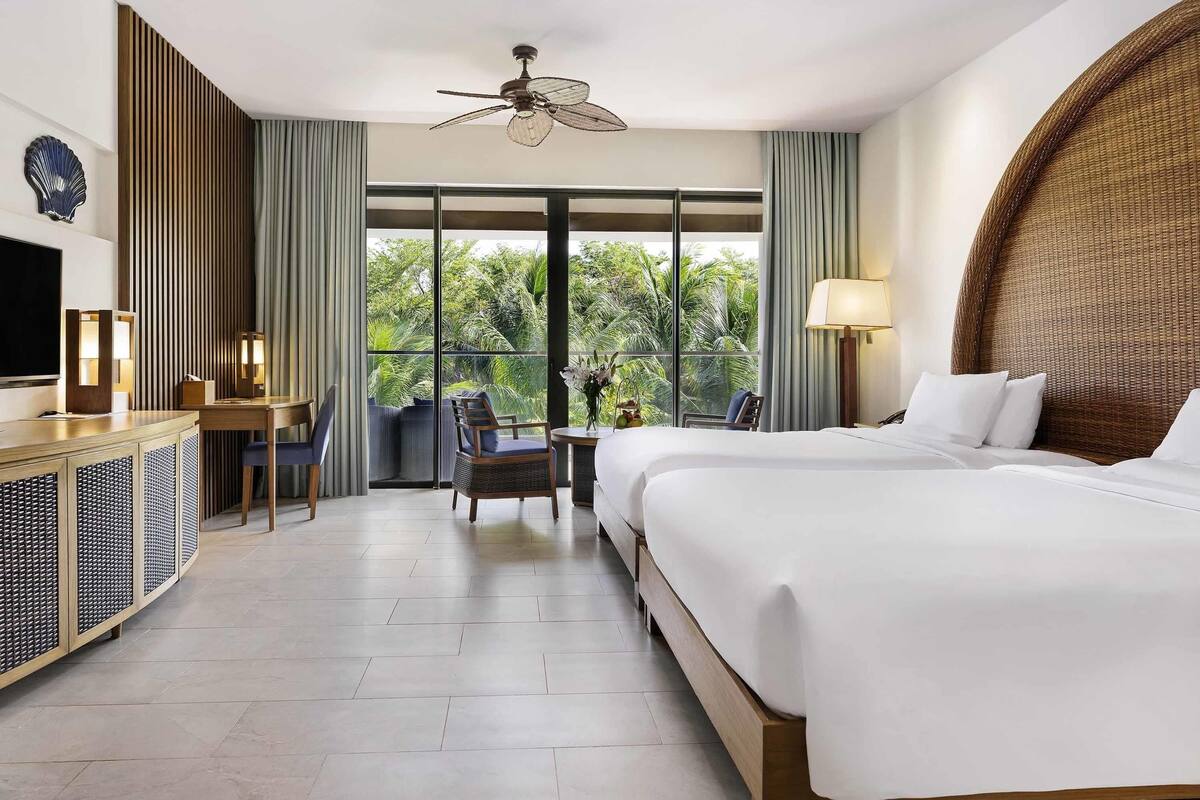 Deluxe Twin Room, 2 Twin Beds | Minibar, in-room safe, desk, laptop workspace