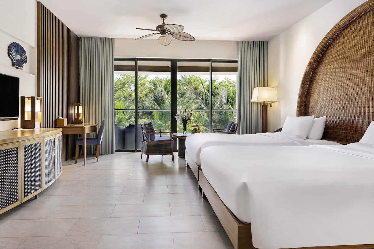 Deluxe Twin Room, 2 Twin Beds | Minibar, in-room safe, desk, laptop workspace