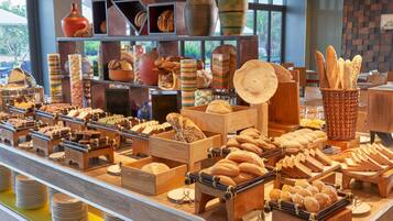 Daily buffet breakfast (VND 408000 per person)