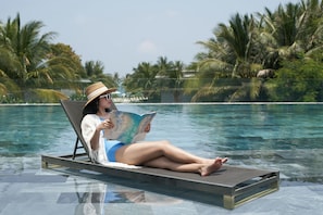 2 outdoor pools, pool loungers