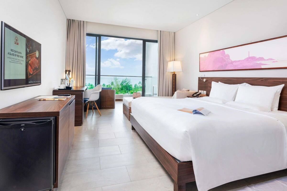 Superior Double Room, 1 Double Bed, Ocean View | Minibar, in-room safe, desk, laptop workspace