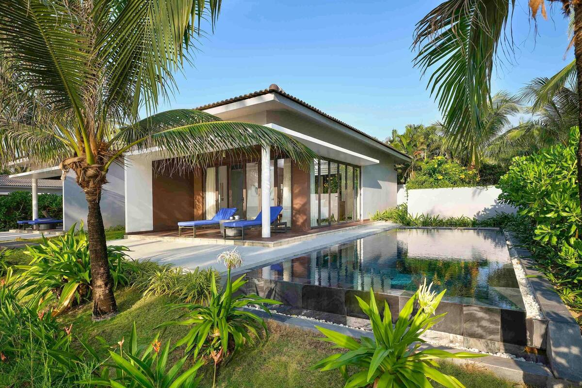 Deluxe Bungalow, 1 King Bed, Private Pool, Beachfront | Minibar, in-room safe, desk, laptop workspace