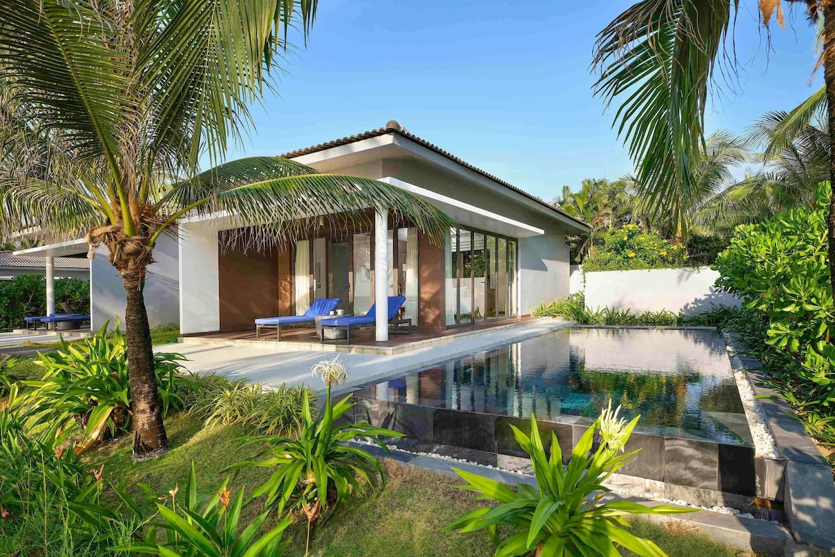 Deluxe Bungalow, 1 King Bed, Private Pool, Beachfront | Minibar, in-room safe, desk, laptop workspace
