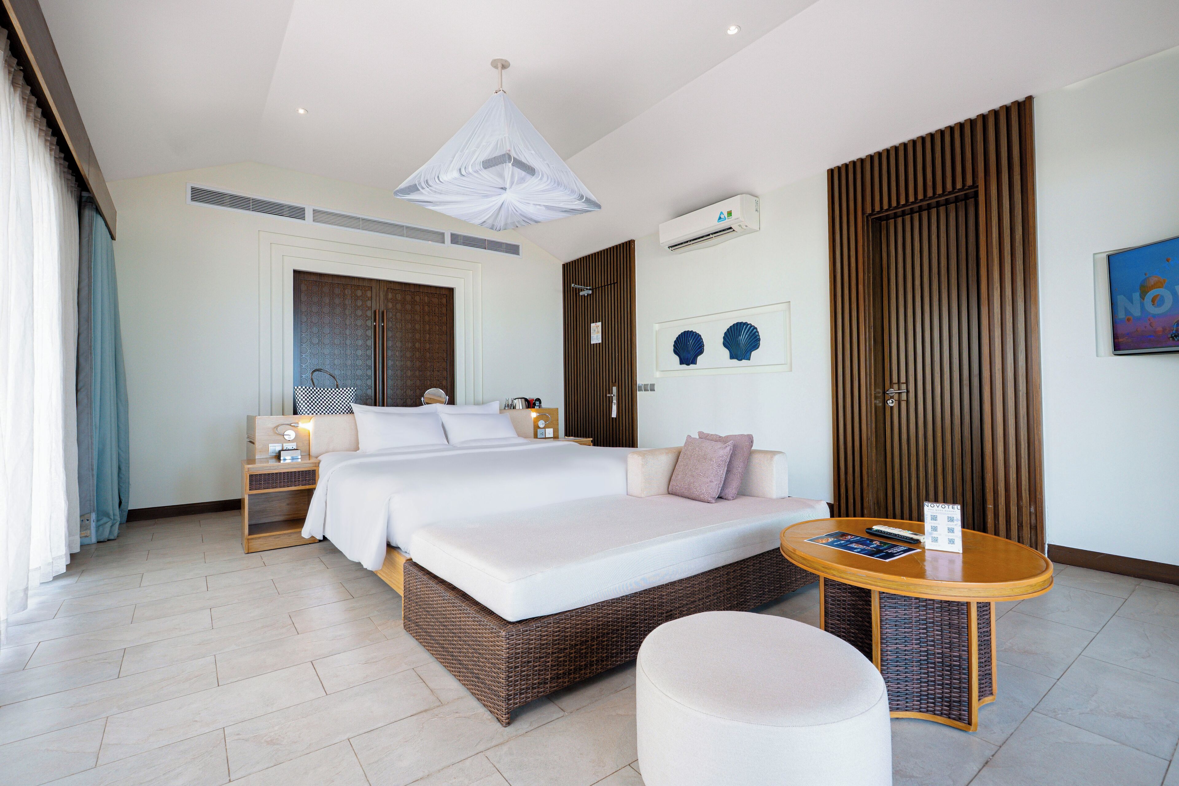 Bungalow Deluxe, 1 cama de matrimonio grande, piscina privada, frente a la playa | Minibar, caja fuerte, escritorio y espacio para trabajar con un portátil