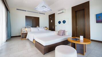 Bungalow Deluxe, 1 cama de matrimonio grande, piscina privada, frente a la playa | Minibar, caja fuerte, escritorio y espacio para trabajar con un portátil