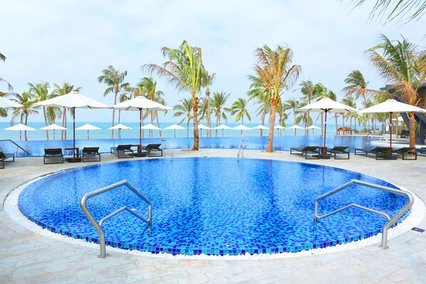 2 outdoor pools, sun loungers