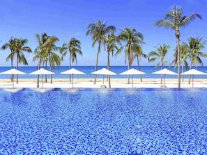 2 outdoor pools, pool loungers