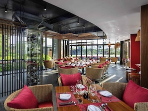 2 restaurants, lunch, dinner served; international cuisine