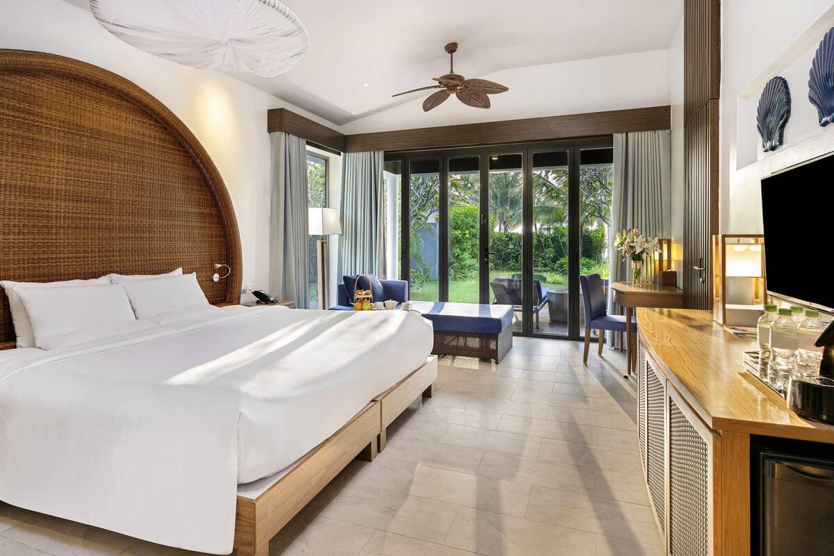 Deluxe Bungalow, 1 King Bed, Private Pool | Minibar, in-room safe, desk, laptop workspace