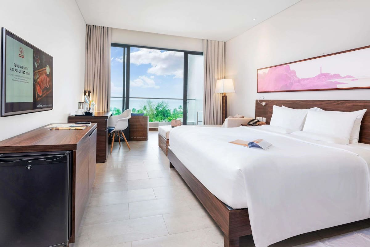 Habitación doble superior, 1 cama doble, vistas al mar | 1 dormitorio, minibar, caja fuerte y decoración individual