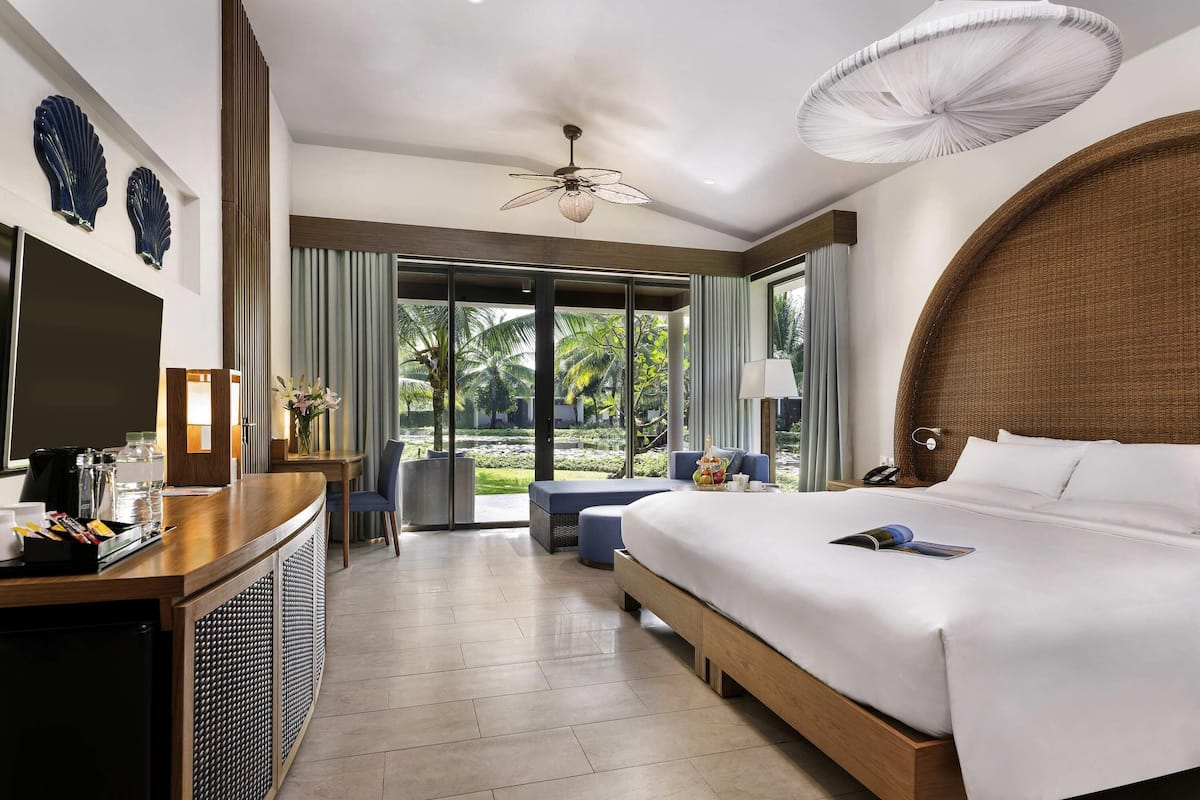 Deluxe Bungalow, 1 King Bed | Minibar, in-room safe, desk, laptop workspace